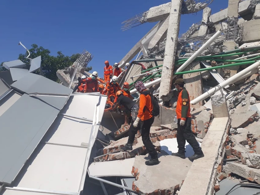 Tìm kiếm nạn nhân tại khách sạn Roa Roa ở Palu. Ảnh: JAKARTA POST
