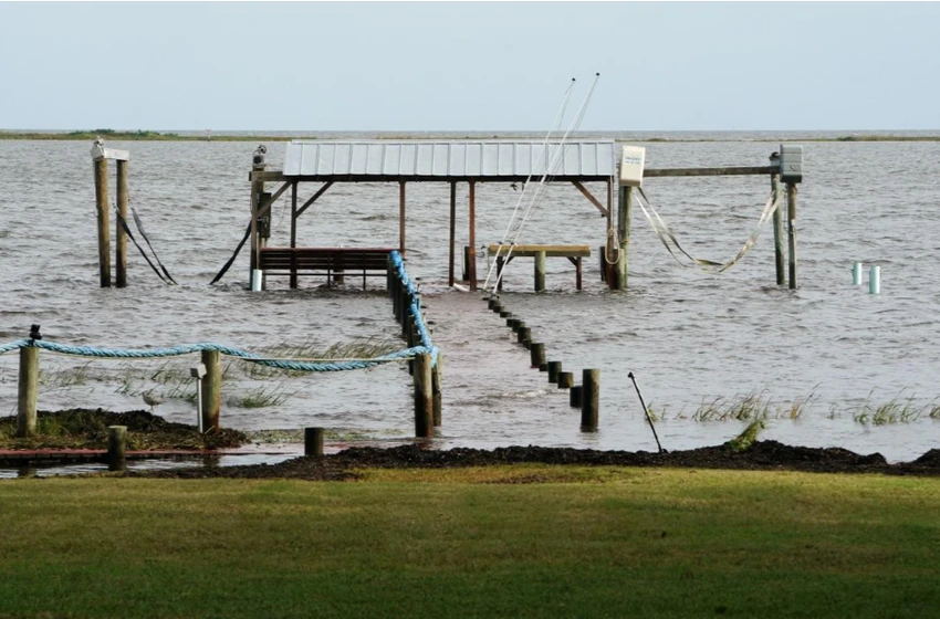 Bão Michael chưa vào nhưng nước biển đã dâng tràn vào đất liền, tại TP Carrabelle, bang Florida (Mỹ) ngày 9-10. Ảnh: REUTERS
