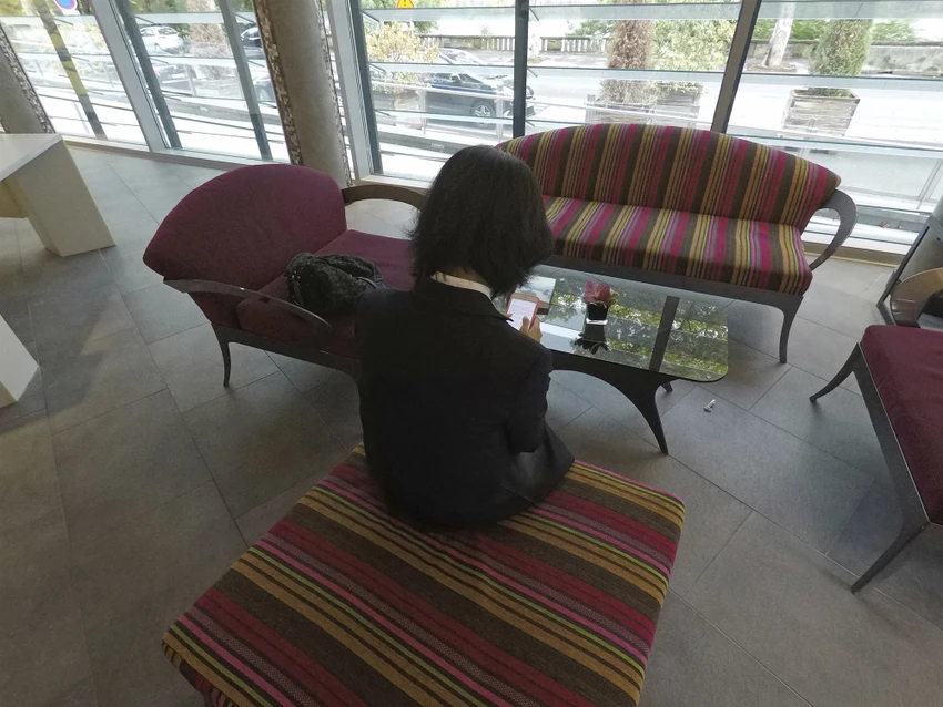 Bà Grace Mạnh, vợ ông Mạnh Hoàng Vĩ , không muốn cho thấy mặt, trong cuộc trả lời phỏng vấn cáo chí ở sảnh một khách sạn ở TP Lyon (Pháp) ngày 7-10. Ảnh: AP