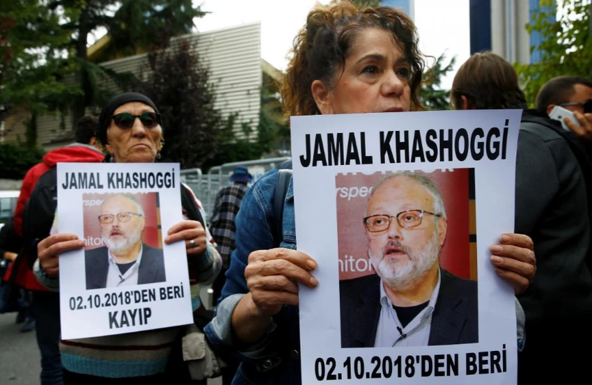 Các nhà hoạt động nhân quyền cầm ảnh nhà báo Jamal Khashoggi biểu tình trước lãnh sự quán Saudi Arabia ở Istanbul (Thổ Nhĩ Kỳ) ngày 9-10. Ảnh: REUTERS