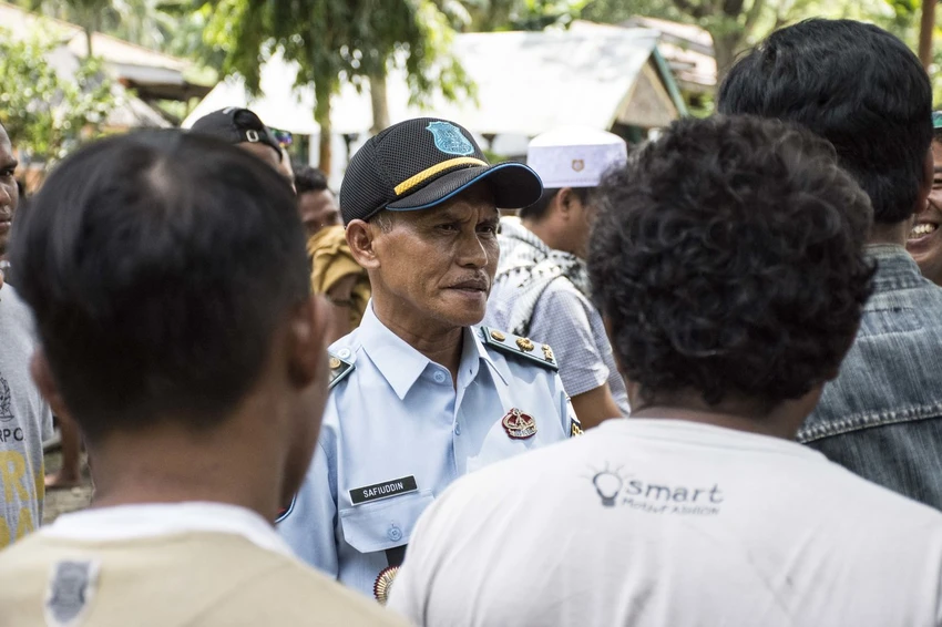 Ông Safiuddin - Giám đốc nhà tù huyện Donggala, tỉnh Trung Sulawesi nói chuyện với các tù nhân quay trở lại nhà tù sau khi trốn thoát. Ảnh: NPR
