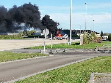 Chiếc F-16 cháy dữ dội sau vụ nổ chiều 11-10 tại căn cứ không quân Florennes (Bỉ).. Ảnh: TWITTER