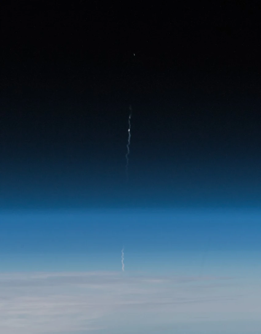 Đường rơi của tên lửa đẩy tàu vũ trụ Soyuz rơi được phi hành gia người Đức Alexander Gerst chụp lại. Ảnh: TWITTER