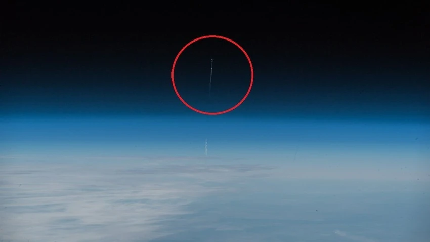 Khoảnh khắc tên lửa đẩy tàu vũ trụ Soyuz rơi được phi hành gia người Đức Alexander Gerst chụp lại. Ảnh: TWITTER