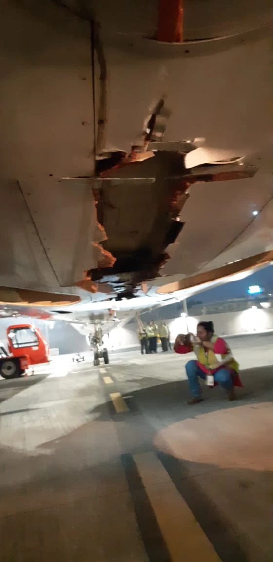 Chiếc Boeing 737 bị rách thân dưới sau sự cố va vào tường. Ảnh: TWITTER
