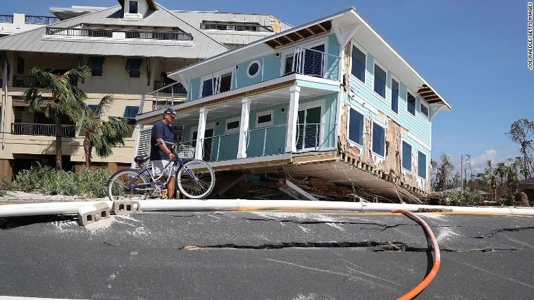 Siêu bão Michael lôi cả một căn nhà ra đường ở TP Mexico Beach, bang Florida (Mỹ). Ảnh: CNN