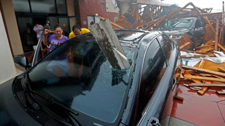Thanh gỗ xuyên qua kính ô tô trong bão Michael ở Panama City, bang Florida (Mỹ). Ảnh: CNN