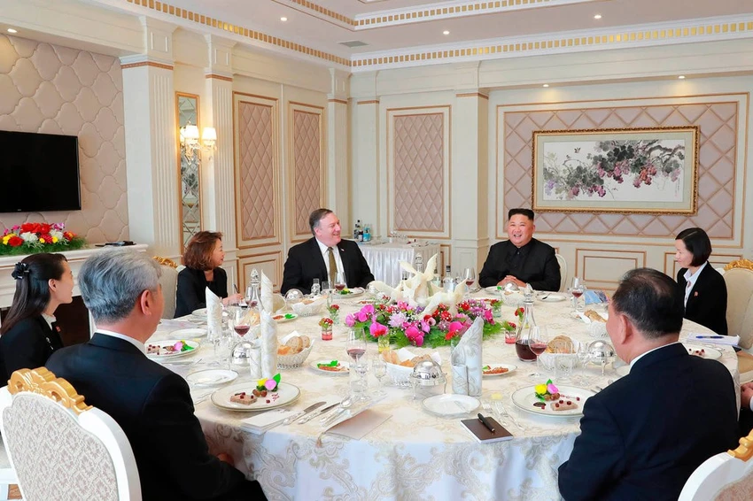 Lãnh đạo Triều Tiên Kim Jong-un (giữa, phải) đãi tiệc Ngoại trưởng Mỹ Mike Pompeo (giữa, trái) tại Bình Nhưỡng ngày 7-10. Ảnh: AP