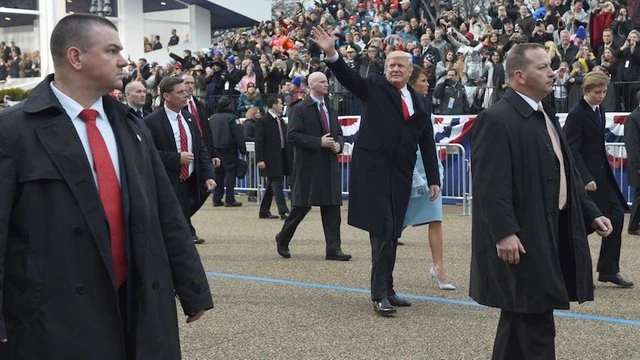 Vợ chồng ông Trump được đặc vụ Mỹ bảo vệ. Ảnh: THE HILL