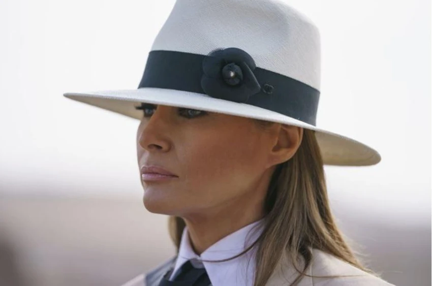 Máy bay chở bà Melania Trump phải quay lại sân bay và hạ cánh khẩn chỉ 10 phút sau khi cất cánh vì khói và mùi len dày khoang máy bay. Ảnh: AP