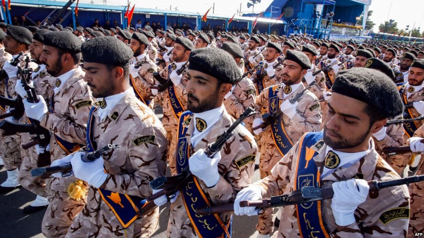 Thành viên Quân đoàn Vệ binh Cách mạnh Iran trong cuộc diễu binh ngày 22-9 đánh dấu ngày chiến tranh với Iraq (1980-1988). Ảnh: AFP