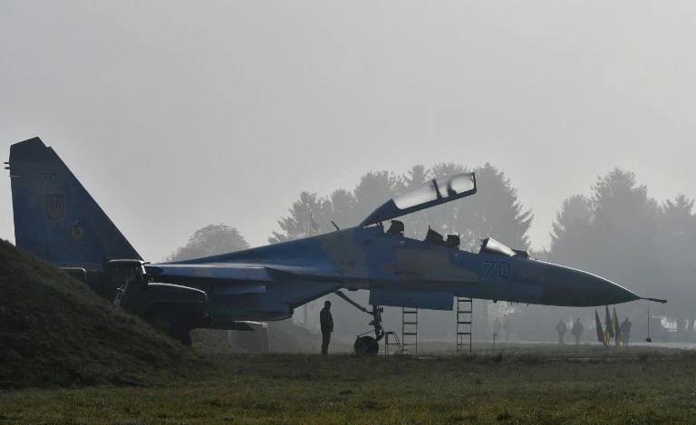Ảnh chụp ngày 12-10 một chiếc Su-27 của Không quân Kraine tại căn cứ không quân Starokostyantyniv (Ukraine). Ảnh: AFP