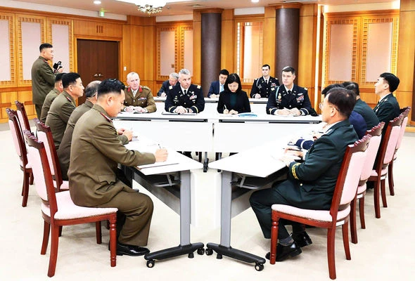 (Từ trái sang): Cuộc gặp ba bên Triều Tiên-UNC-Hàn Quốc tại làng Bàn Môn Điếm ngày 16-10. Ảnh: AFP