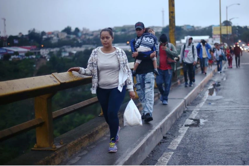 Người Honduras đổ qua Guatemala, từ đó sang Mexico rồi cố gắng vào đất Mỹ, tại Guatemala ngày 18-10. Ảnh: REUTERS