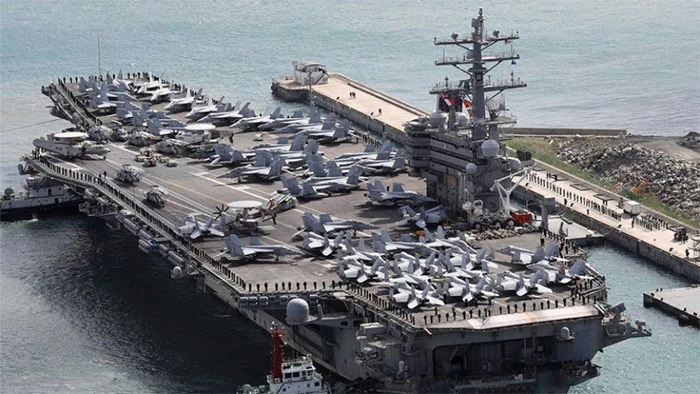 Tàu sân bay USS Ronald Reagan đến cảng Busan (Hàn Quốc) cuối năm 2017. Ảnh: AP
