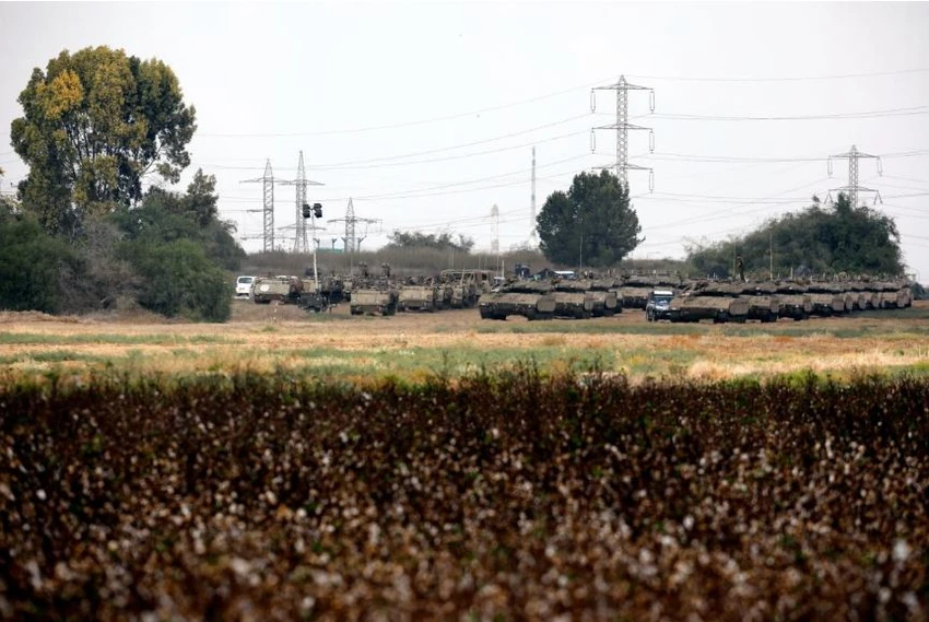 Israel triển khai một lượng lớn xe tăng, xe bọc thép gần biên giới dải Gaza ngày 18-10. Ảnh: REUTERS