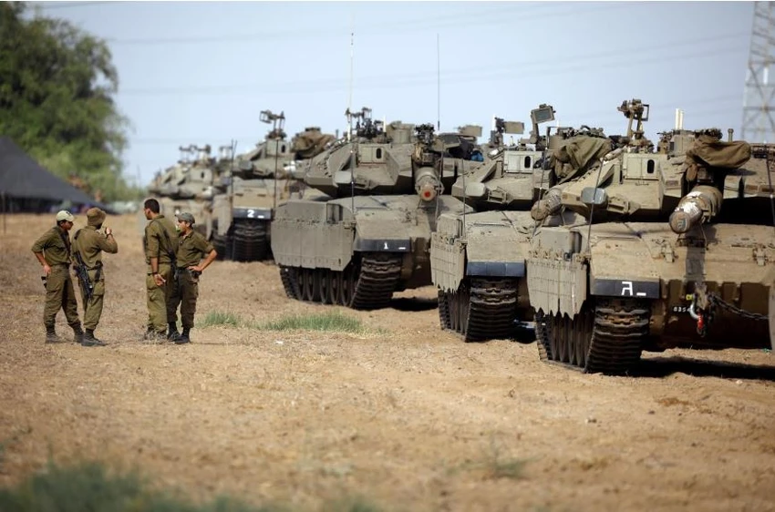 Binh sĩ và xe tăng, xe bọc thép Israel gần biên giới dải Gaza ngày 18-10. Ảnh: REUTERS