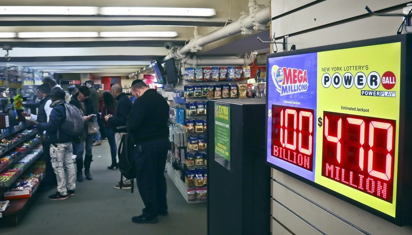 Dân Mỹ xếp hàng mua vé số Mega Millions ở thủ đô Washington (Mỹ) ngày 19-10. Ảnh: AFP
