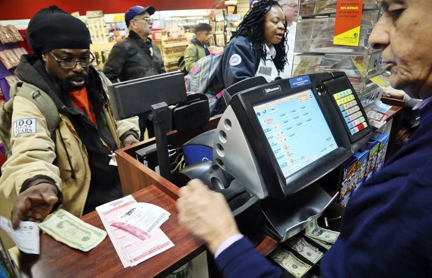 Dân Mỹ mua vé số Mega Millions ở New York (Mỹ) ngày 19-10. Ảnh: AP