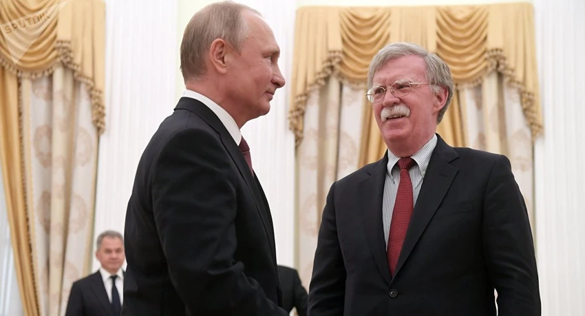 Cố vấn an ninh quốc gia Mỹ John Bolton sẽ sang Nga đầu tuần tới. Ông Bolton (phải) được Tổng thống Nga Vladimir Putin đón tiếp trong chuyến thăm ngày 27-6. Ảnh: SPUTNIK