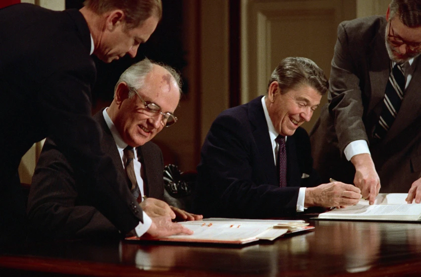 Hiệp định INF được Tổng Bí thư đảng Cộng sản Liên Xô Mikhail Gorbachev (ngồi, trái) ký với Tổng thống Mỹ Ronald Reagan (ngồi, phải) năm 1987. Ảnh: THE DURAN