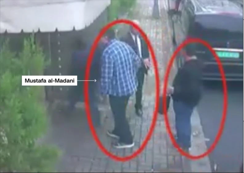 11 giờ 3 phút sáng 2-10: Ông Madani (áo sọc xanh) bước vào lãnh sự quán Saudi ở Istanbul (Thổ Nhĩ Kỳ) thời điểm trước khi nhà báo Khashoggi vào và mất tích. Người đồng sự mặc áo tối màu đứng sau. Ảnh: CNN