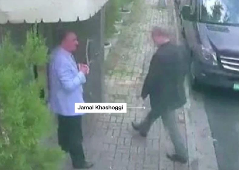 1 giờ 14 phút chiều 2-10: Nhà báo Khashoggi bước vào lãnh sự quán Saudi ở Istanbul (Thổ Nhĩ Kỳ). Ảnh: CNN