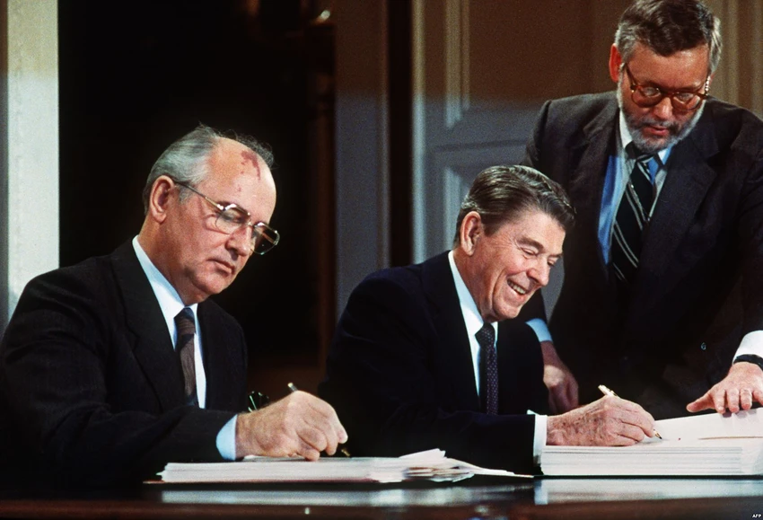 Hiệp định INF được ký giữa Tổng Bí thư Liên bang Xô viết Mikhail Gorbachev (trái) và Tổng thống Mỹ Ronald Reagan (phải) tại Washington (Mỹ) năm 1987. Ảnh: AFP