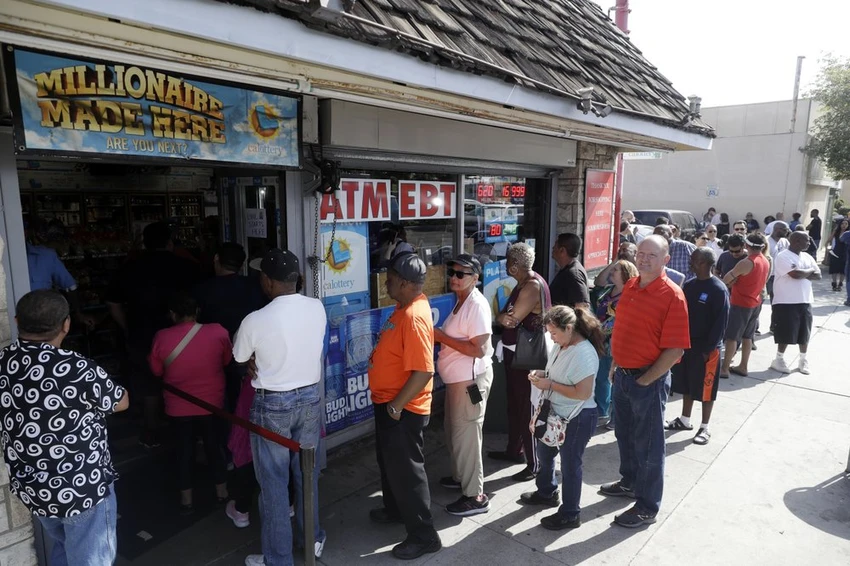 Dân Mỹ xếp hàng mua vé số Mega Millions ở TP Hawthorne, bang California (Mỹ) ngày 23-10. Ảnh: AP