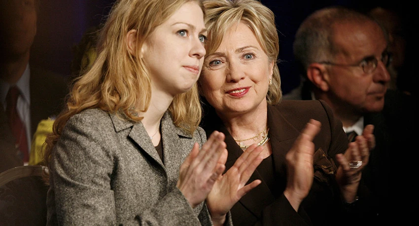 Cô Clinton và mẹ, cựu Ngoại trưởng, cứu ứng viên tổng thống Dân chủ Hillary Clinton. Ảnh: AP