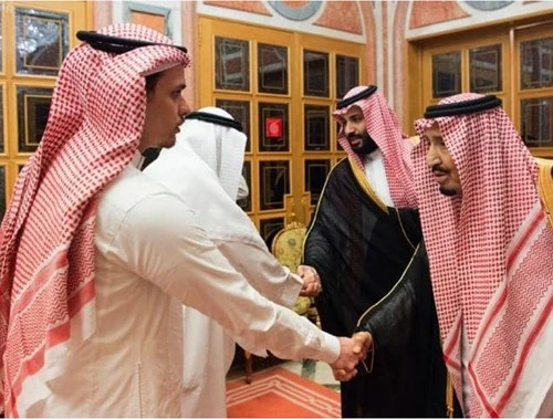 Vua và Thái tử Saudi Arabia (phải) bắt tay hai người con của nhà báo Khashoggi, tại Riyadh (Saudi Arabia) ngày 23-10. Ảnh: AP