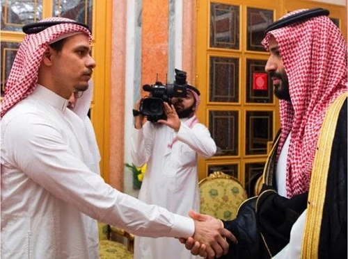 Anh Salah bin Jamal Khashoggi (trái), con trai lớn nhà báo Khashoggi đã rời Saudi Arabia sang Mỹ, sau khi bắt tay Thái tử Mohammed bin Salman (phải) tại Riyadh (Saudi Arabia) ngày 23-10. Ảnh: AP