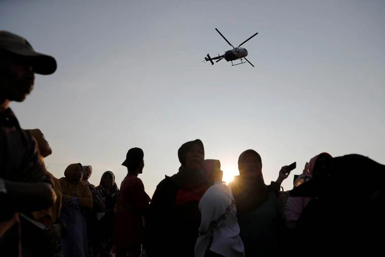 Trực thăng được huy động tìm kiếm, cứu hộ. Ảnh: REUTERS