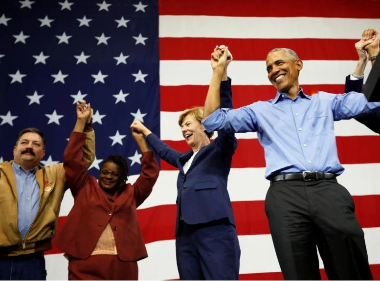 Đảng Dân chủ của cựu Tổng thống Barack Obama có cơ hội thắng ở Hạ viện. Ông Obama vận động cho các ứng viên Dân chủ ở bang Wisconsin ngày 26-10. Ảnh: REUTERS