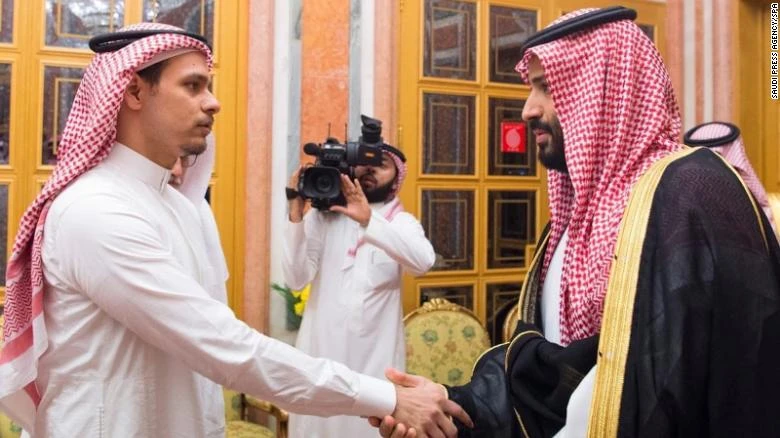 Anh Salah Khashoggi (trái) bắt tay với Thái tử Saudi Arabia Mohammed bin Salman cuối tháng trước. Ảnh: CNN