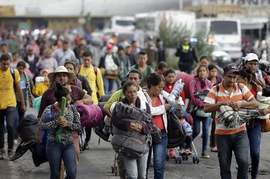 Đoàn người di cư tại bang Puebla (Mexico) ngày 4-11. Ảnh: EPA
