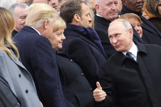 Ông Putin giơ ngón tay cái chào ông Trump. Ảnh: AFP