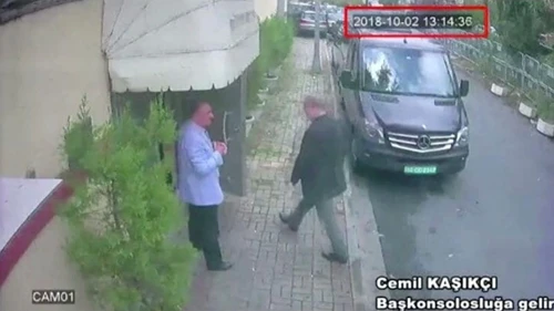 Phía Thổ Nhĩ Kỳ đã dừng tìm kiếm thi thể nhà báo Khashoggi. Trong ảnh là cảnh nhà báo Khashoggi vào lãnh sự quán Saudi Arabia ở Istanbul (Thổ Nhĩ Kỳ) chiều 2-10. Ảnh: REUTERS