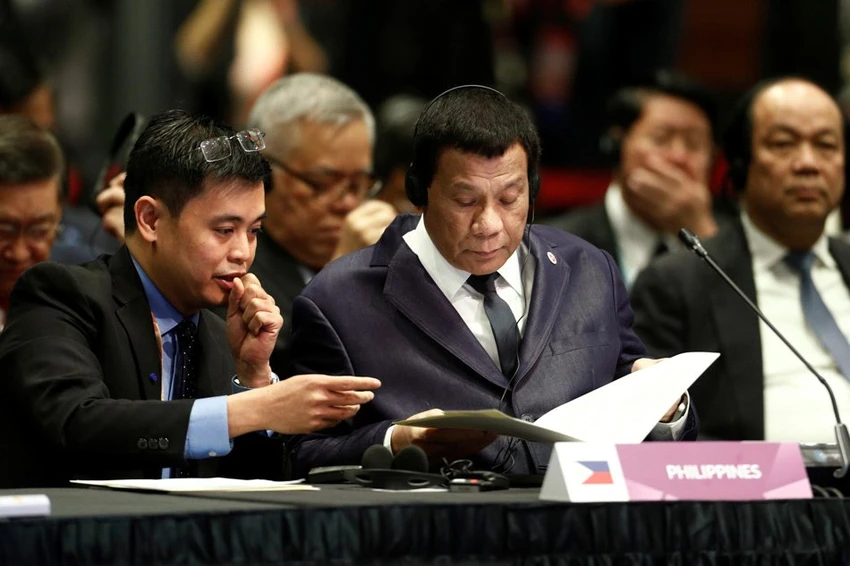 Tổng thống Philippines Rodrigo Duterte (giữa) tại phiên khai mạc Hội nghị cấp cao ASEAN lần thứ 33 và các hội nghị liên quan tại Singapore ngày 13-11. Ảnh: ABS-CBN