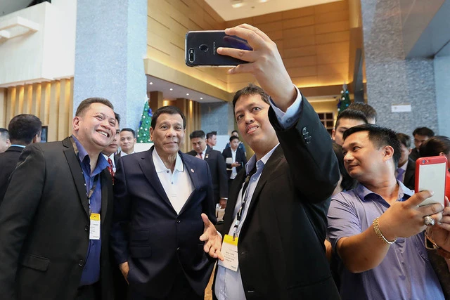 Tổng thống Rodrigo Duterte (giữa) chụp hình bên lề phiên khai mạc Hội nghị cấp cao ASEAN lần thứ 33 và các hội nghị liên quan tại Singapore ngày 13-11. Ảnh: RAPPLER