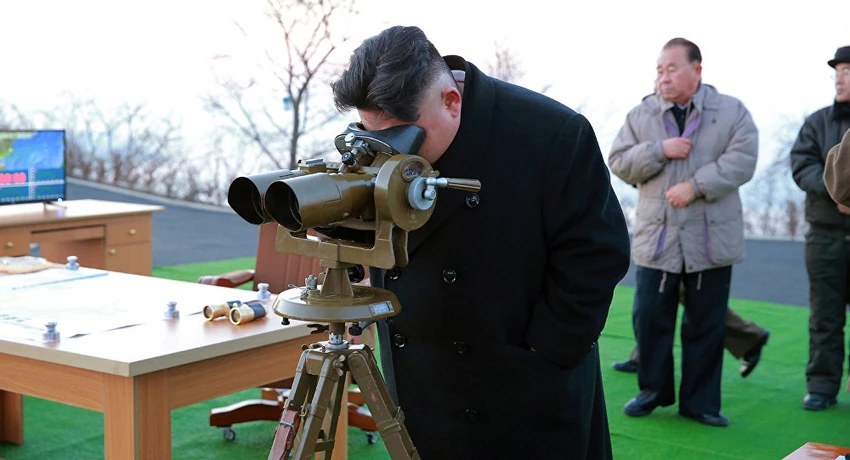 Ông Kim Jong-un giám sát thử vũ khí chiến lược mới tối tân ảnh 1 Ông Kim Jong-un giám sát một cuộc tập trận tên lửa đạn đạo Hwasong năm 2017. Ảnh: REUTERS