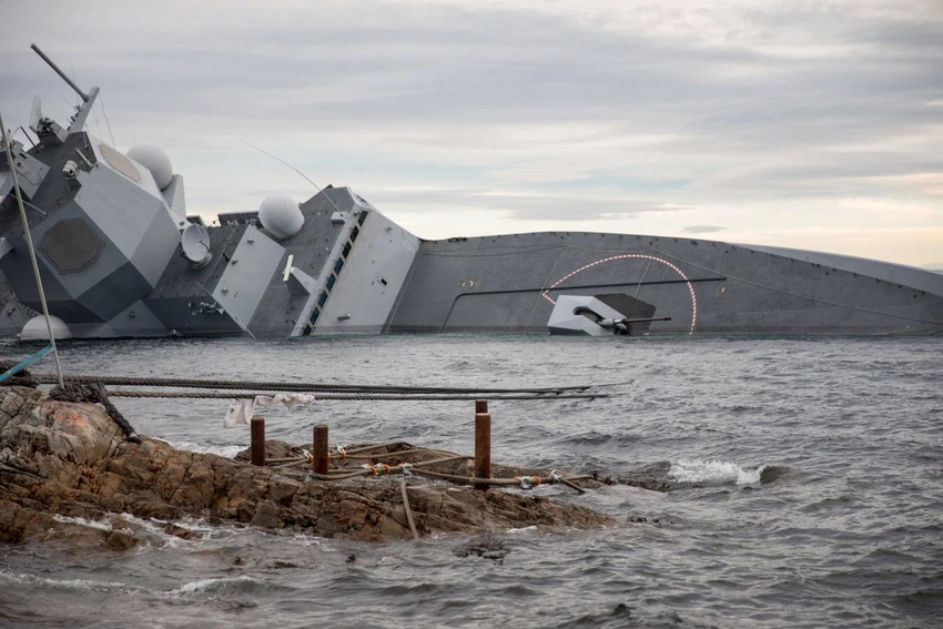 Tàu KNM Helge Ingstad là một trong năm tàu chiến của hải quân NaUy. Ảnh: AFP