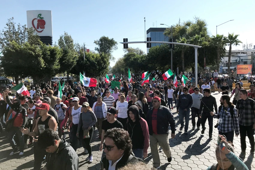 Người dân TP Tijuanna (Mexico) xuống đường biểu tình phản đối đoàn người di cư Trung Mỹ, ngày 18-11. Ảnh: NPR