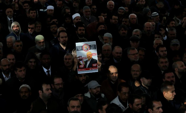 Mọi người tập trung tại lễ tang biểu tượng cho nhà báo Jamal Khashoggi tại đền thờ Fatih ở TP Istanbul, Thổ Nhĩ Kỳ ngày 16-11. Ảnh: REUTERS