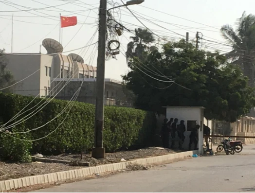 Hiện trường lãnh sự quán Trung Quốc ở Karachi (Pakistan) bị tấn công ngày 23-11. Ảnh: REUTERS