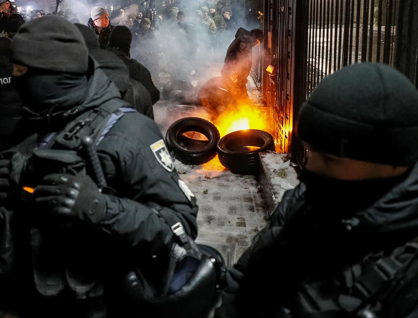 Người biểu tình đốt lốp xe trước đại sứ quán Nga ở Kiev. Ảnh: REUTERS