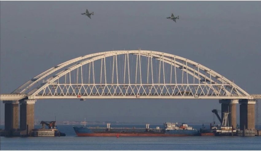 Máy bay chiến đấu của Nga bay trên một cây cầu nối đất liền Nga với bán đảo Crimea ngày 25-11. Ảnh: REUTERS