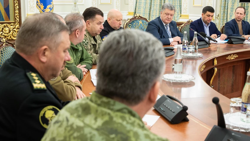 Tổng thống Ukraine Petro Poroshenko họp với các lãnh đạo quân sự và an ninh ngày 25-11. Ảnh: RT