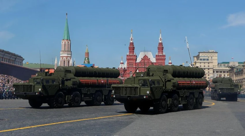 Hệ thống tên lửa phòng không S-400 của Nga trong cuộc diễu binh ở Quảng trường Đỏ ngày 9-5, mừng 72 năm Ngày Chiến thắng trước phát xít Đức. Ảnh: REUTERS