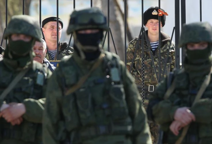 Binh sĩ Ukraine tại một căn cứ quân sự Ukraine ở Crimea thời điểm tháng 3-2014, thời điểm Crimea bị Nga sáp nhập. Hàng ngàn binh sĩ Ukraine đã rời khỏi Crimea sau khi lãnh thổ này thuộc về Nga. Ảnh: GETTY IMAGES